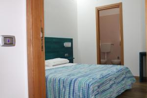 A bed or beds in a room at Otto&Mezzo B&B
