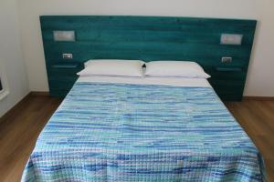 A bed or beds in a room at Otto&Mezzo B&B