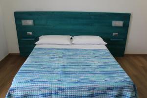 A bed or beds in a room at Otto&Mezzo B&B