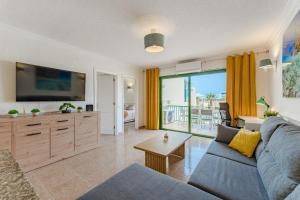 Μια τηλεόραση ή/και κέντρο ψυχαγωγίας στο Cozy Spacious SeaView 300m beach