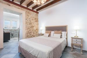 Tempat tidur dalam kamar di Can Jaume Fuster +37 foto