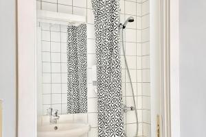 a bathroom with a shower and a sink at Cochs Pensjonat in Oslo