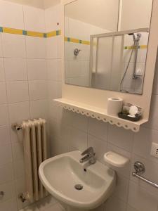 A bathroom at Albergo Leon D'Oro
