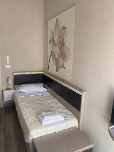 A bed or beds in a room at Albergo Leon D'Oro