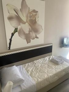 A bed or beds in a room at Albergo Leon D'Oro