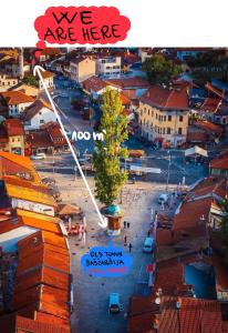 un póster de una ciudad con una calle con edificios en OLD TOWN Apartments by Nejra en Sarajevo