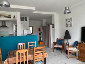 a kitchen and dining room with a table and chairs at Appartement à côté de la Gare in Hendaye