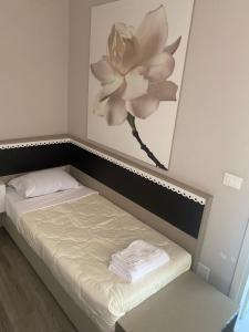 A bed or beds in a room at Albergo Leon D'Oro