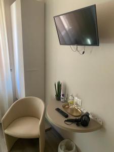 A television and/or entertainment centre at Albergo Leon D'Oro