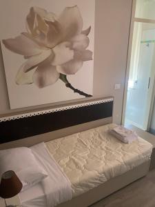 A bed or beds in a room at Albergo Leon D'Oro