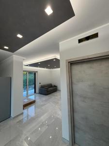 ein Wohnzimmer mit einem Sofa und einer Garagentür in der Unterkunft Villa delle Meraviglie in Boville Ernica