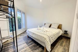 Postel nebo postele na pokoji v ubytování Haut de villa vue mer 3 pièces climatisé & wifi 4 à 6 personnes
