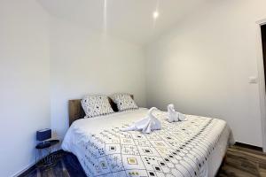 Postel nebo postele na pokoji v ubytování Haut de villa vue mer 3 pièces climatisé & wifi 4 à 6 personnes
