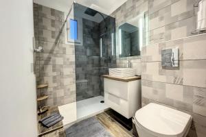 Koupelna v ubytování Haut de villa vue mer 3 pièces climatisé & wifi 4 à 6 personnes