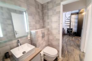 Koupelna v ubytování Haut de villa vue mer 3 pièces climatisé & wifi 4 à 6 personnes