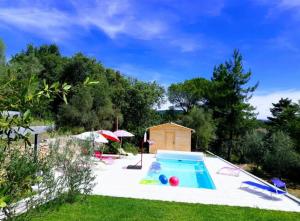 Bazén v ubytování Villa chaleureuse en sud Ardèche avec piscine privée 200 m² nebo v jeho okolí