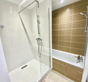 Vannituba majutusasutuses Sublime appartement 4 étoiles neuf T3 àPuteaux 61m2 proche La Défense, 10m2 de terrasse avec magnifique vue