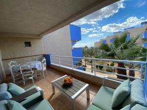 - un balcon avec un canapé et une table dans l'établissement Calas de Aguamarina Sea View - Holiday Home Cabo Roig, à Orihuela Costa