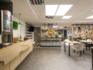 a restaurant with tables and chairs in a cafeteria at ibis Bordeaux Centre - Gare Saint-Jean in Bordeaux +37 photos