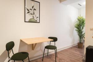 una mesa y dos sillas en una habitación en Spacious 1-Bedroom Apartment in Kreuzberg, en Berlín 16 fotos más
