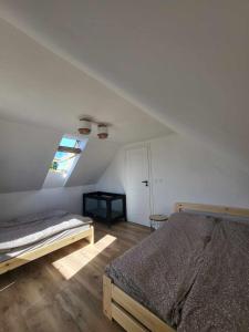 Postel nebo postele na pokoji v ubytování Przy jeziorze - domek na Kaszubach