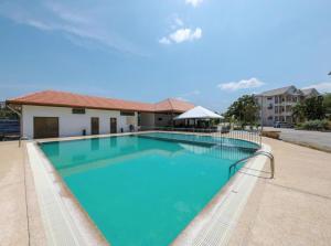 una grande piscina blu con un edificio sullo sfondo di 2BR Ground-Floor Private Apartment at Sri Bayu Resort Hotel, Bagan Lalang a Sungai Pelik
