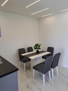 a dining room with a table and chairs at Apartmani Emanuel in Nin