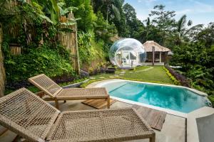 Bubble Hotel Bali Ubud - Adults Only内部或周边的泳池