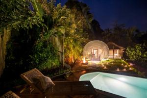 Bubble Hotel Bali Ubud - Adults Only内部或周边的泳池