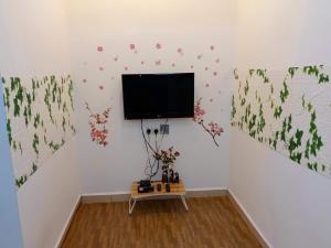 Televiisor ja/või meelelahutuskeskus majutusasutuses 2BR First-Floor Private Apartment at Sri Bayu Resort Hotel, Bagan Lalang