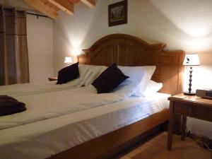 En eller flere senge i et værelse på Chalet des Alpes