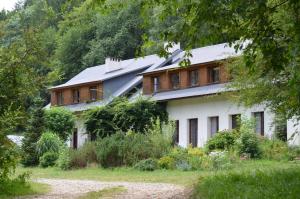 KrempnaにあるHajstraの畑中の古家