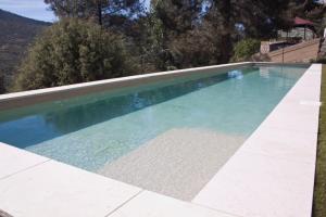 Bazén v ubytování Casa rural con piscina y vistas espectaculares nebo v jeho okolí