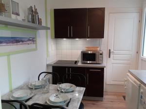 Kuchyň nebo kuchyňský kout v ubytování Appartement Confortable + 12 fotografií