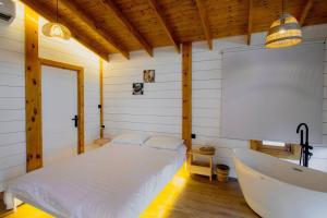a bedroom with a bed and a bath tub at منتجع بامبو in Quşūr al Muqbil +26 photos