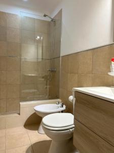 a bathroom with a toilet and a shower and a sink at Centro Perú 2 in Paraná +33 photos
