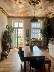 ベルリンにあるSpirit & Style - spacious, bright 75m2 - 2 bedroom in ideal Prenzlauer Berg locationのテーブルと椅子のあるダイニングルーム
