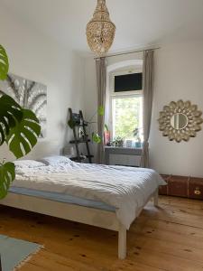 ベルリンにあるSpirit & Style - spacious, bright 75m2 - 2 bedroom in ideal Prenzlauer Berg locationのベッドルーム1室(ベッド1台、壁掛け鏡付)