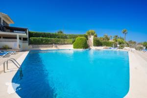a large blue swimming pool in a resort at Casa Horizonte in Moraira
