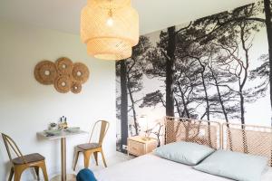 Posteľ alebo postele v izbe v ubytovaní Gite "LES SAULES" - Calme & Confortable - Lit QUEEN SIZE - Vue sur étang à 10mn du TOUQUET