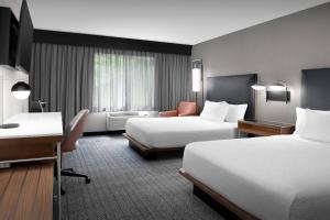 Postel nebo postele na pokoji v ubytování Courtyard by Marriott Portland Tigard