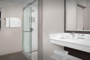 Koupelna v ubytování Courtyard by Marriott Portland Tigard