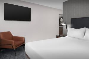 Postel nebo postele na pokoji v ubytování Courtyard by Marriott Portland Tigard