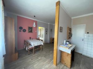 Voodi või voodid majutusasutuse apartman pro 4 osoby toas