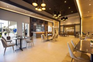 Un restaurante o sitio para comer en Four Points by Sheraton Caguas Real