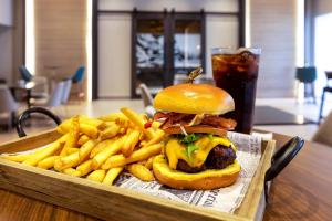 Comida en o cerca de este hotel