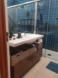 a bathroom with a sink and a shower at Best of nature 2, Matosinhos beach, PortoCityParc Metro! in Matosinhos