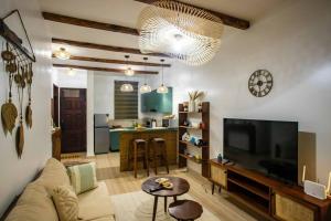 恩德培Rustic Haven Lakeside Condo in Entebbe的配有沙发和平板电视的客厅