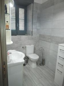 アヴォラにあるHouse Giustiのトイレと洗面台を備えた白いバスルーム