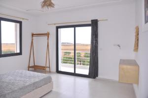 Un dormitorio con una cama y una ventana grande. en Amira Suite Double with Bathroom, en Fez
